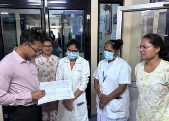 जिला अस्पताल में स्वास्थ्य व्यवस्थाओं की सख्त समीक्षा |  कलेक्टर देवेश कुमार ध्रुव का सघन निरीक्षण, सुधार हेतु समय-सीमा तय