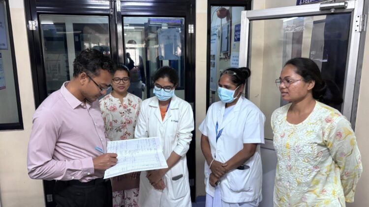 जिला अस्पताल में स्वास्थ्य व्यवस्थाओं की सख्त समीक्षा | कलेक्टर देवेश कुमार ध्रुव का सघन निरीक्षण, सुधार हेतु समय-सीमा तय