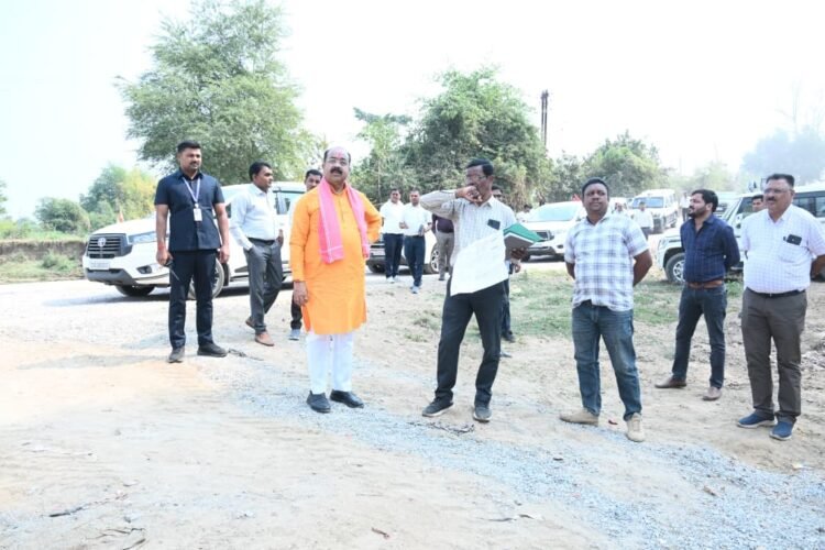 उप मुख्यमंत्री अरुण साव ने कारीडोंगरी-दरवाजा में निर्माणाधीन पुल का किया निरीक्षण