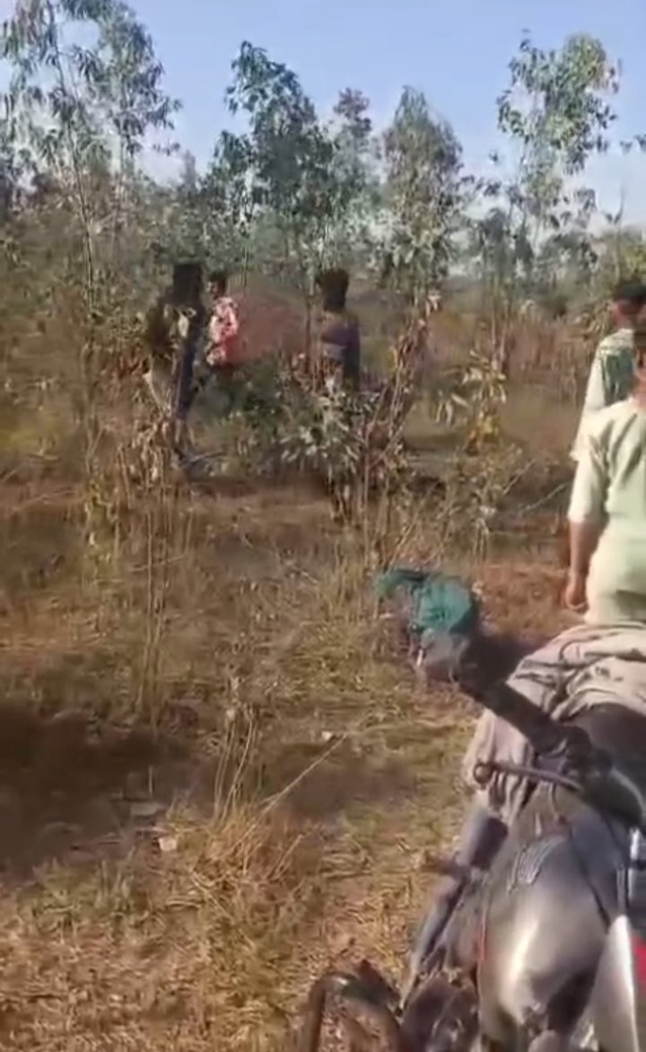 सूरजपुर जिले से एक सनसनीखेज मामला सामने आया….फॉरेस्ट गार्ड को ग्रामीण युवकों ने नर्सरी परिसर में उसकी महिला मित्र के साथ आपत्तिजनक स्थिति में पकड़ा