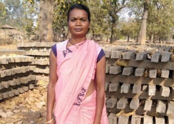 पोल निर्माण कार्य से आत्मनिर्भर बनीं सेमरिहा की फूलमती सिंह