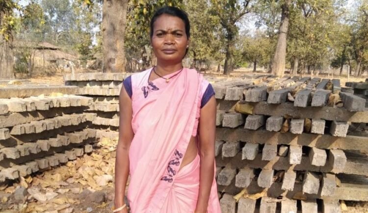 पोल निर्माण कार्य से आत्मनिर्भर बनीं सेमरिहा की फूलमती सिंह