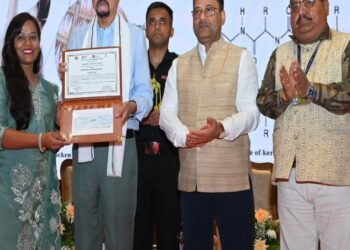 अपनी भावनाओं, दुख और खुशी को व्यक्त करने का सबसे सरल और सशक्त माध्यम हमारी मातृभाषा होती है-श्री डेका