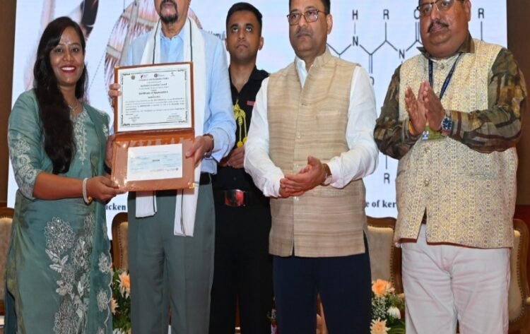 अपनी भावनाओं, दुख और खुशी को व्यक्त करने का सबसे सरल और सशक्त माध्यम हमारी मातृभाषा होती है-श्री डेका