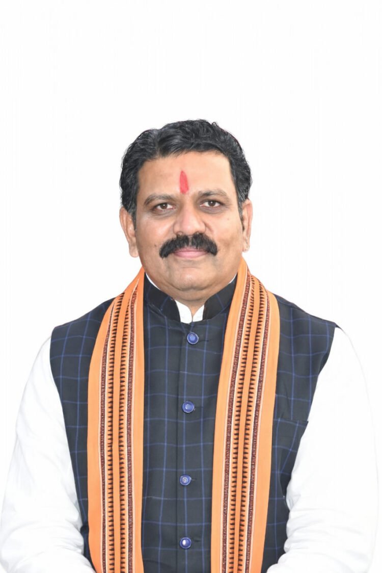 महासमुंद में बरगढ़-बलांगीर-महासमुंद डिवीजन के 15 माओवादियों का पुनर्वास, उपमुख्यमंत्री विजय शर्मा ने किया स्वागत