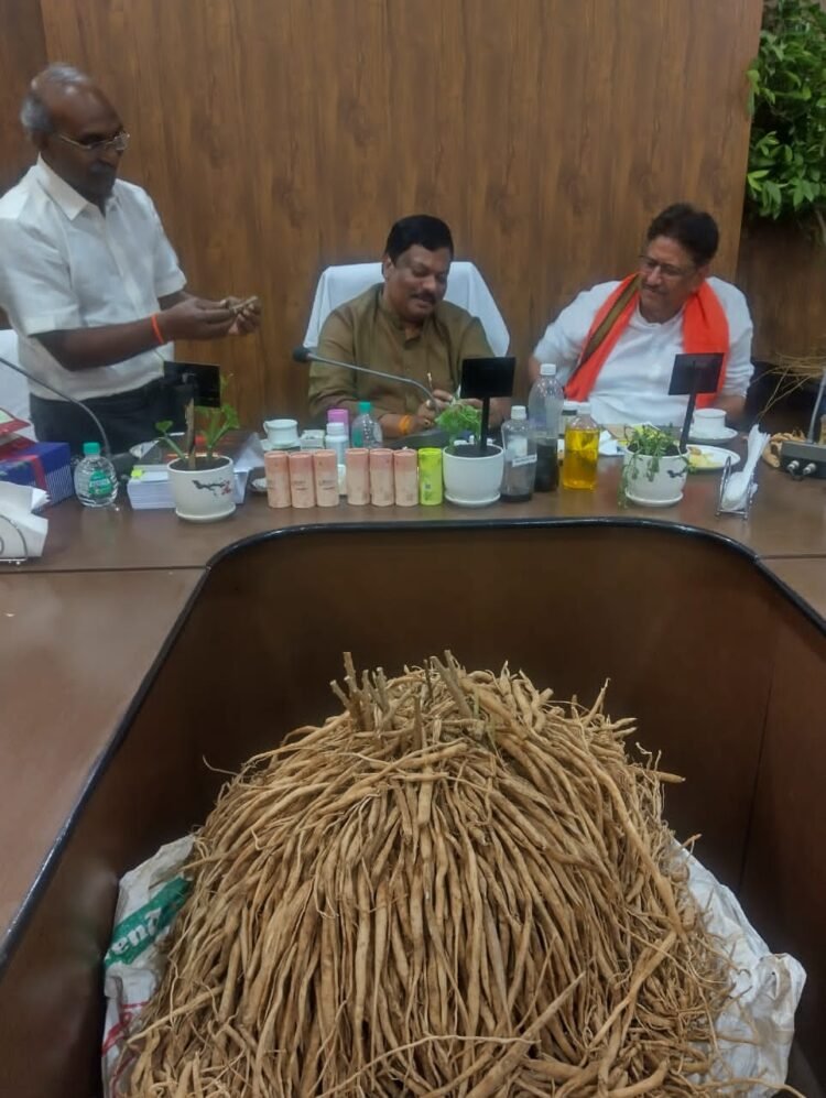 बस्तर और सरगुजा में औषधीय पौधों की योजनाओं का होगा विस्तार : श्री विकास मरकाम