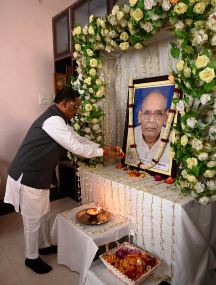 मुख्यमंत्री श्री साय ने रामानुजगंज के श्री ओमप्रकाश जायसवाल के पिताजी के निधन पर सांत्वना देने पहुंचे