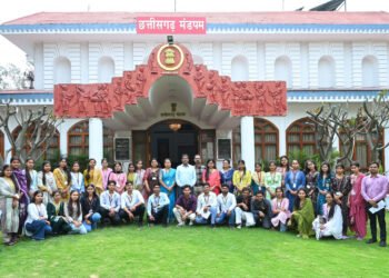 पहली बार महाविद्यालय के विद्यार्थियों ने किया लोकभवन का भ्रमण