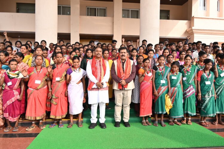 अबुझमाड़िया युवाओं ने अनुभव की लोकतंत्र की कार्यप्रणाली