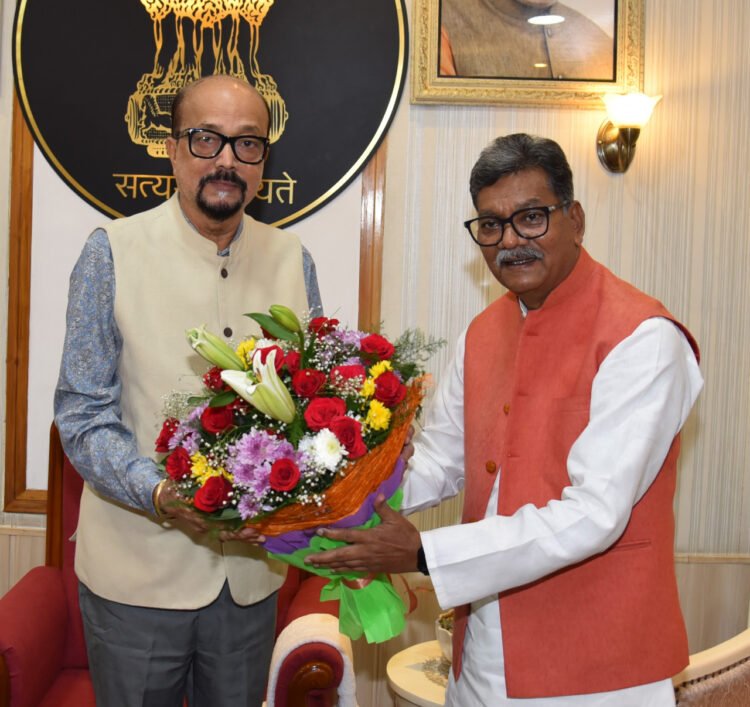 राज्यपाल श्री डेका से नेता प्रतिपक्ष श्री महंत ने सौजन्य भेंट की