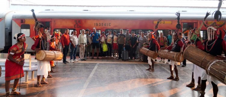 खेलो इंडिया ट्रायबल गेम्स : केरल की एथलेटिक्स टीम पहुंची जगदलपुर, पारंपरिक लोकनृत्य से हुआ भव्य स्वागत