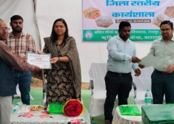 मधुमक्खी पालन से किसानों की आय में 20 से 25 प्रतिशत तक वृद्धि संभव