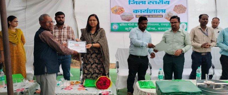 मधुमक्खी पालन से किसानों की आय में 20 से 25 प्रतिशत तक वृद्धि संभव