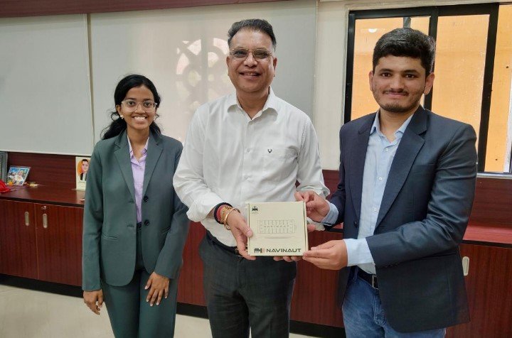 समाज कल्याण सचिव श्री भुवनेश यादव से मिले युवा इनोवेटर रवि किरण; दिव्यांगजनों के सशक्तिकरण के लिए पेश की ‘Navinaut’ और ‘SignX’ तकनीक