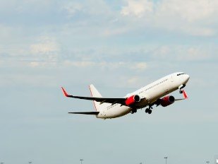 ईरान वॉर की वजह से महंगी हुई हवाई यात्रा, कार्गो और फ्लाइट टिकट दोनों के दाम में लगी आग, 70% तक आया उछाल