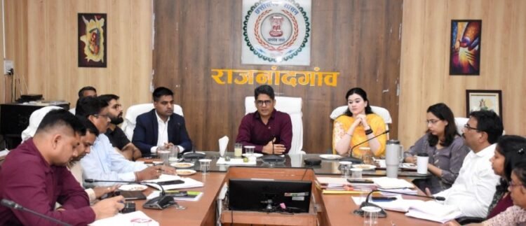 प्रभारी सचिव ने जिला अधिकारियों की समीक्षा बैठक ली