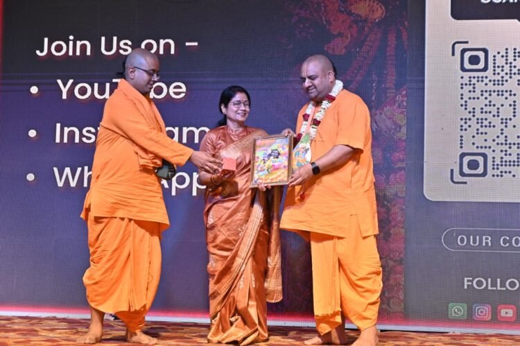 परम पूज्य एच.एच. भक्ति सिद्वार्थ स्वामी महाराज जी के आर्षीवाद से इस्काॅन दुर्ग में श्री चैतन्य महाप्रभु के प्राकट्य दिवस के उपलक्ष्य में श्री गौर पूर्णिमा (फागुन होली महोत्सव) का आयोजन दुर्ग स्थित चोपड़ा पैलेस में किया गया।