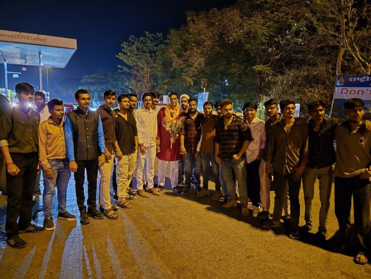 विशु अजमानी के नेतृत्व में युवाओं ने किया भिलाई विधायक देवेंद्र यादव का भव्य स्वागत