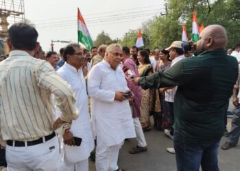 मनरेगा पर वार, गैस पर मार: रायपुर में कांग्रेस का उग्र विधानसभा घेराव, अरुण वोरा ने साधा भाजपा पर निशाना