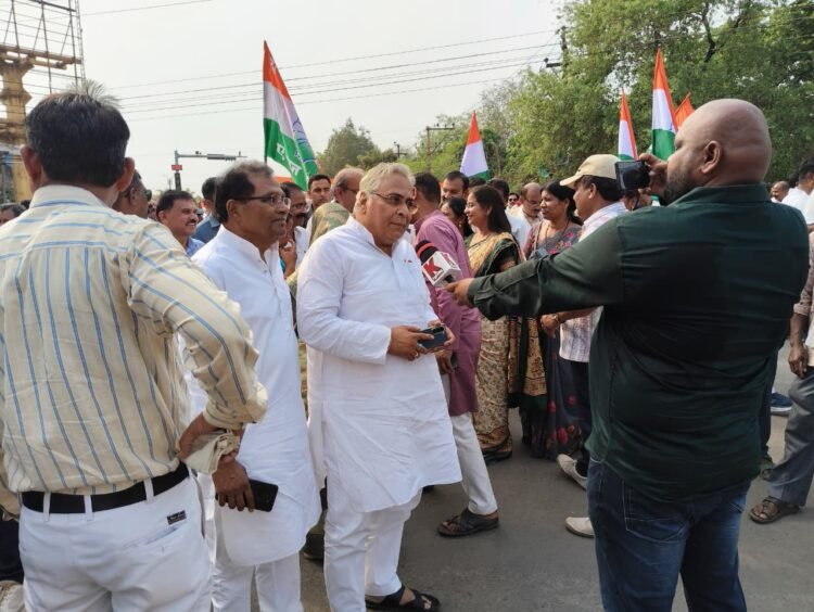 मनरेगा पर वार, गैस पर मार: रायपुर में कांग्रेस का उग्र विधानसभा घेराव, अरुण वोरा ने साधा भाजपा पर निशाना