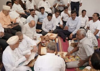 हर्षोल्लास के साथ हुआ भगवान महावीर जन्म कल्याणक महोत्सव की पत्रिका का विमोचन और लेखन