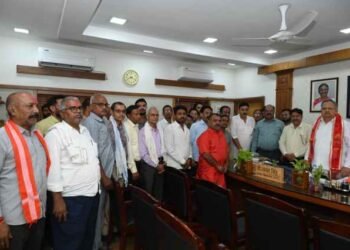 वैष्णव समाज का प्रतिनिधिमंडल विधानसभा अध्यक्ष से मिला, राजगामी सम्पदा अध्यक्ष पद की रखी मांग…. रायपुर स्थित निवास पर हुई सौजन्य भेंट, डॉ. रमन सिंह के स्वास्थ्य लाभ की भी कामना