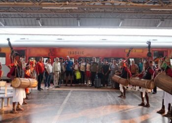 खेलो इंडिया ट्रायबल गेम्स  केरल की एथलेटिक्स टीम पहुंची जगदलपुर, पारंपरिक लोकनृत्य से हुआ भव्य स्वागत