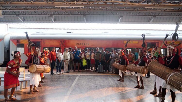 खेलो इंडिया ट्रायबल गेम्स  केरल की एथलेटिक्स टीम पहुंची जगदलपुर, पारंपरिक लोकनृत्य से हुआ भव्य स्वागत