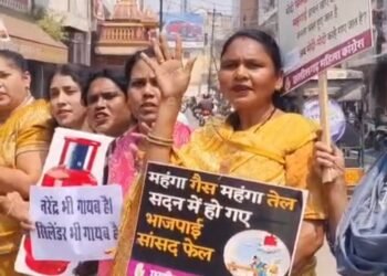 खाली सिलेंडर और कच्ची सब्जियों के साथ महिला कांग्रेस का जोरदार प्रदर्शन, “नाम नरेंद्र – काम सरेंडर” के नारों से गूंजा जय स्तंभ चौक