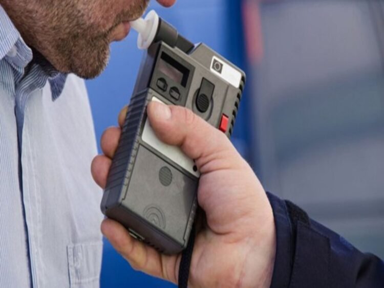 ट्रेनों में शराब पीकर यात्रा करने वालों पर सख्ती, जीआरपी अब ब्रीथ एनालाइज़र से करेगी जांच