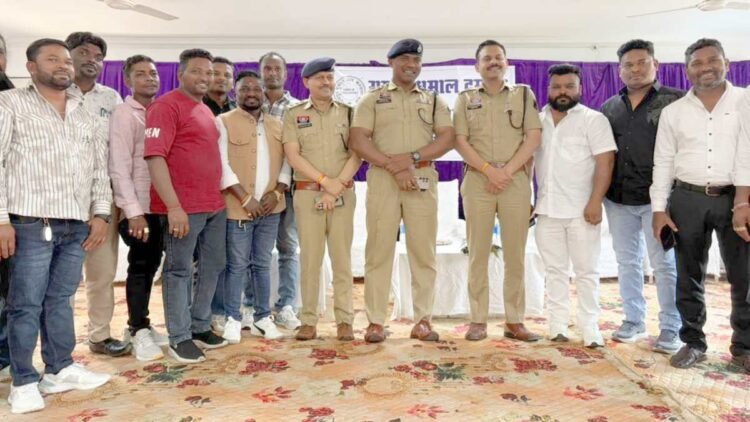 पुलिस और डीजे संचालकों की बैठक: रात 10 बजे के बाद नहीं बजेगा डीजे-धुमाल