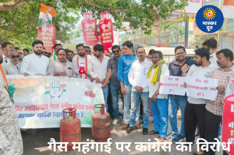 गैस सिलेंडर की महंगाई और कालाबाजारी के खिलाफ कांग्रेस का अनोखा प्रदर्शन, तेलीबांधा तालाब में किया सिलेंडर का प्रतीकात्मक विसर्जन