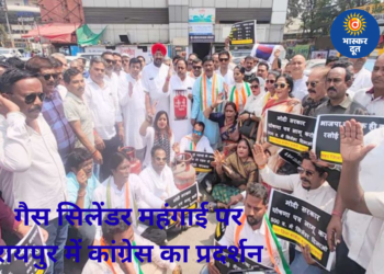 गैस सिलेंडर कीमतों में बढ़ोतरी पर रायपुर में कांग्रेस का प्रदर्शन, चूल्हे पर खाना बनाकर जताया विरोध