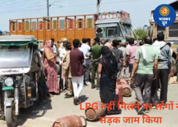 मुरैना में LPG नहीं मिलने पर गुस्साए लोगों ने खाली सिलिंडर रख सड़क किया जाम