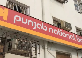पंजाब नेशनल बैंक ने बदली ATM कैश निकासी लिमिट, 1 अप्रैल से कई डेबिट कार्ड्स पर 50% तक कटौती