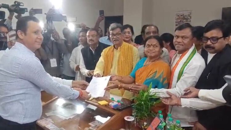 राज्यसभा चुनाव: कांग्रेस उम्मीदवार फूलोदेवी नेताम ने भरा नामांकन