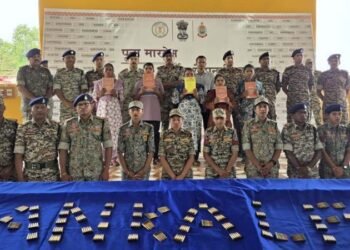 दंतेवाड़ा में 5 माओवादियों ने किया आत्मसमर्पण : पूना मारगेम से बदली जिंदगी