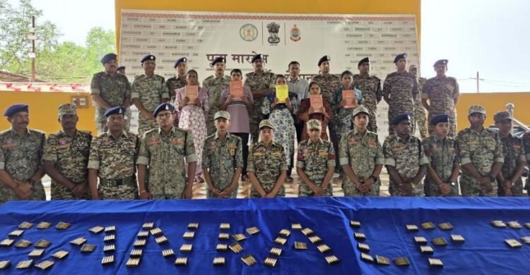 दंतेवाड़ा में 5 माओवादियों ने किया आत्मसमर्पण : पूना मारगेम से बदली जिंदगी