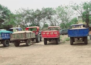 अवैध खनन मामले में 13 ट्रैक्टर और 1 हाईवा जब्त