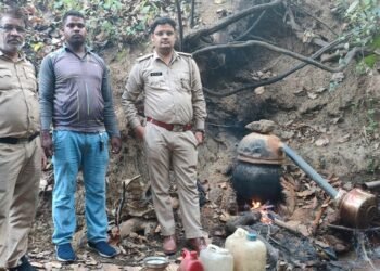 305 लीटर महुआ शराब और 1050 किलो लाहन जब्त