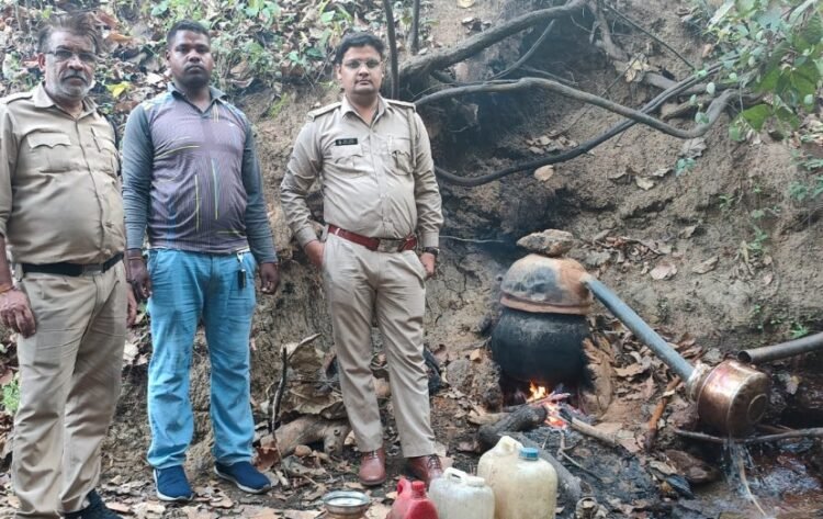 305 लीटर महुआ शराब और 1050 किलो लाहन जब्त