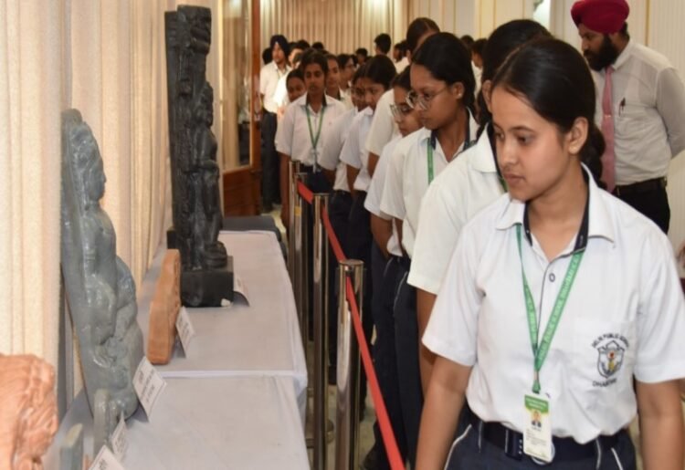धमतरी के विद्यार्थियों ने किया लोकभवन का भ्रमण : राज्यपाल से की आत्मीय मुलाकात