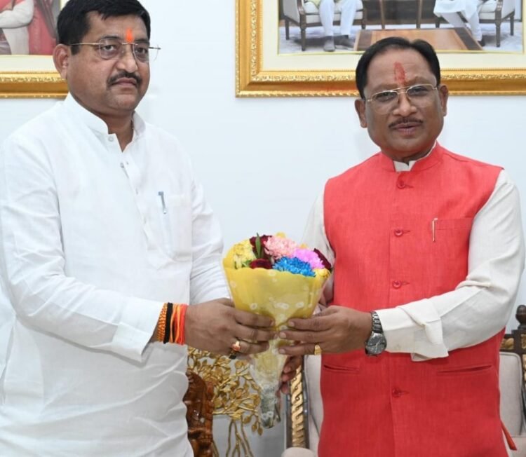 मुख्यमंत्री से उत्तरप्रदेश के राज्यमंत्री श्री रामकेश निषाद ने सौजन्य मुलाकात की