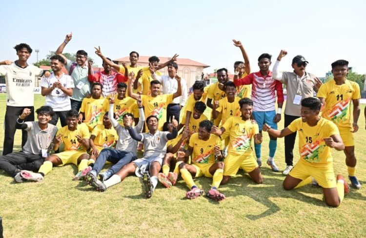 फुटबॉल में छत्तीसगढ़ को रजत पदक : फाइनल में कड़े मुकाबले में पश्चिम बंगाल से 0-1 से मिली हार