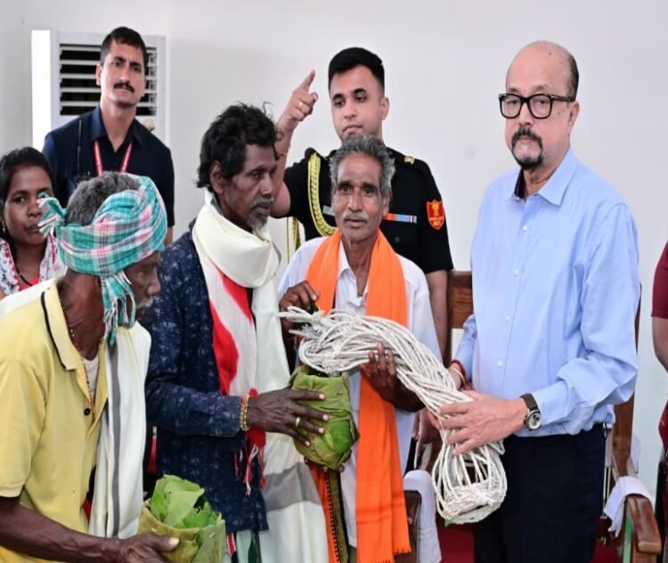 राज्यपाल श्री रमेन डेका ने ग्राम बेहराखार जाकर विशेष पिछड़ी जनजाति बिरहोर समुदायों से की आत्मीय मुलाकात