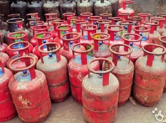 एलपीजी सिलेंडर पर लगता है कितना टैक्स, हट जाए तो मिलेगी कितनी राहत