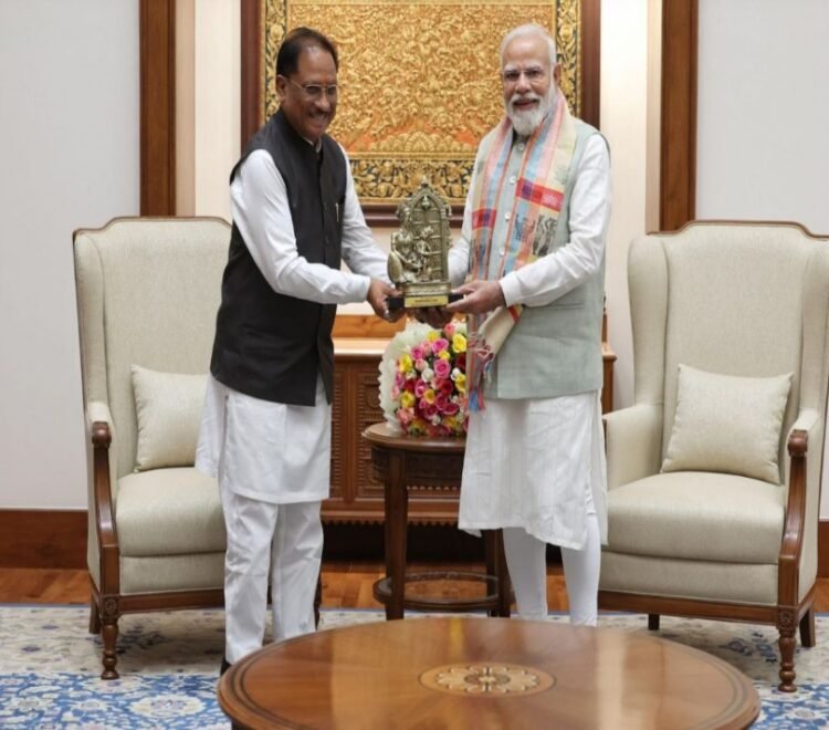 बस्तर 2.0 की शुरुआत : मुख्यमंत्री साय ने पीएम मोदी को दिया आमंत्रण, विकास का ब्लूप्रिंट सौंपा