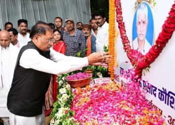 मुख्यमंत्री श्री विष्णु देव साय ने स्व. श्री भुलऊ प्रसाद कौशिक को दी भावभीनी श्रद्धांजलि