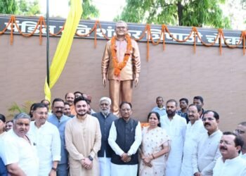 मुख्यमंत्री श्री विष्णु देव साय ने अम्बिकापुर में भटगांव विधानसभा के पूर्व विधायक पंडित रविशंकर त्रिपाठी की प्रतिमा का किया अनावरण
