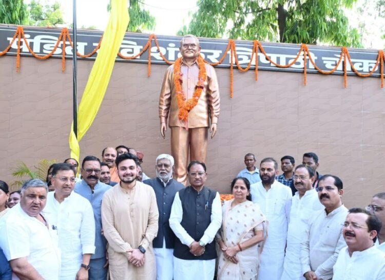 मुख्यमंत्री श्री विष्णु देव साय ने अम्बिकापुर में भटगांव विधानसभा के पूर्व विधायक पंडित रविशंकर त्रिपाठी की प्रतिमा का किया अनावरण